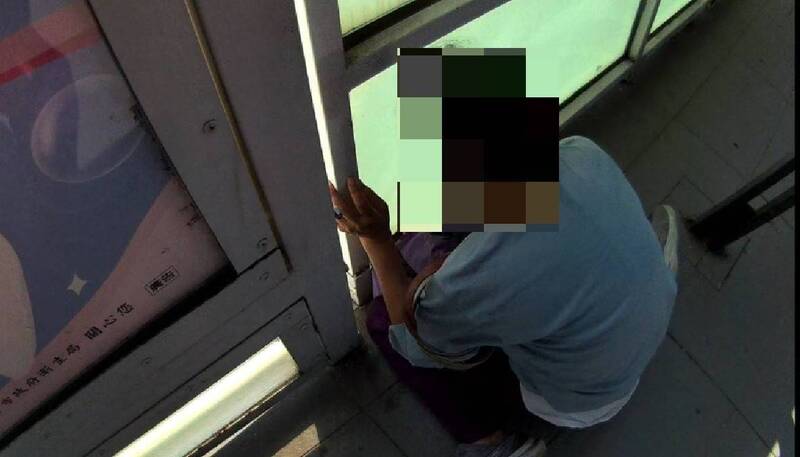 台中BRT站驚見癱軟婦！警衝百米半跪姿守護 一票乘客好感動