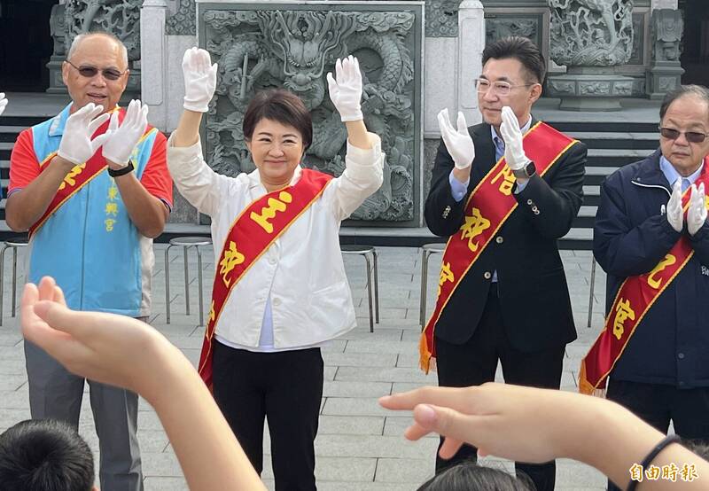 盧秀燕陪江啟臣東勢贈匾 東興宮:拜三太子會勝選