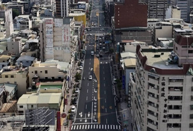 高雄道路重整優化車道 鋪路同步升級避免直行卡卡