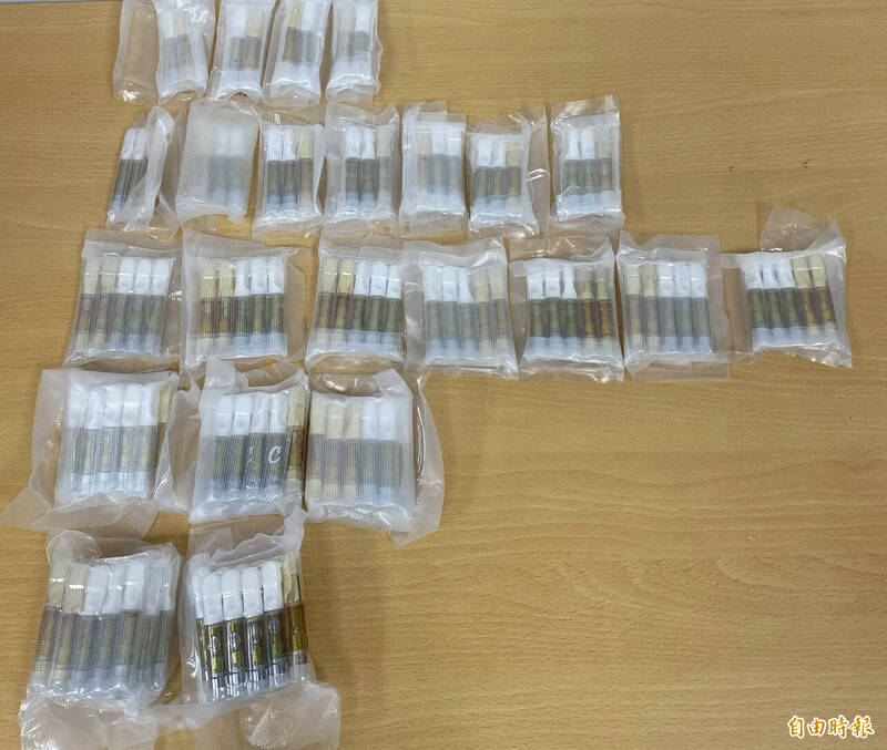 高市刑大查获200多支大麻烟弹。（记者黄良杰摄）