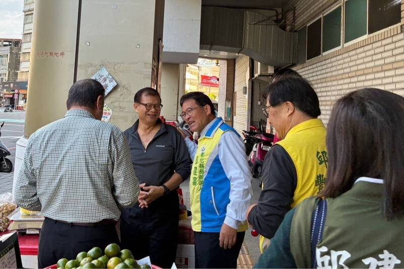 前彰化市長邱建富今天到彰化市華陽市場掃街拜票，拚提名。（邱建富辦公室提供）