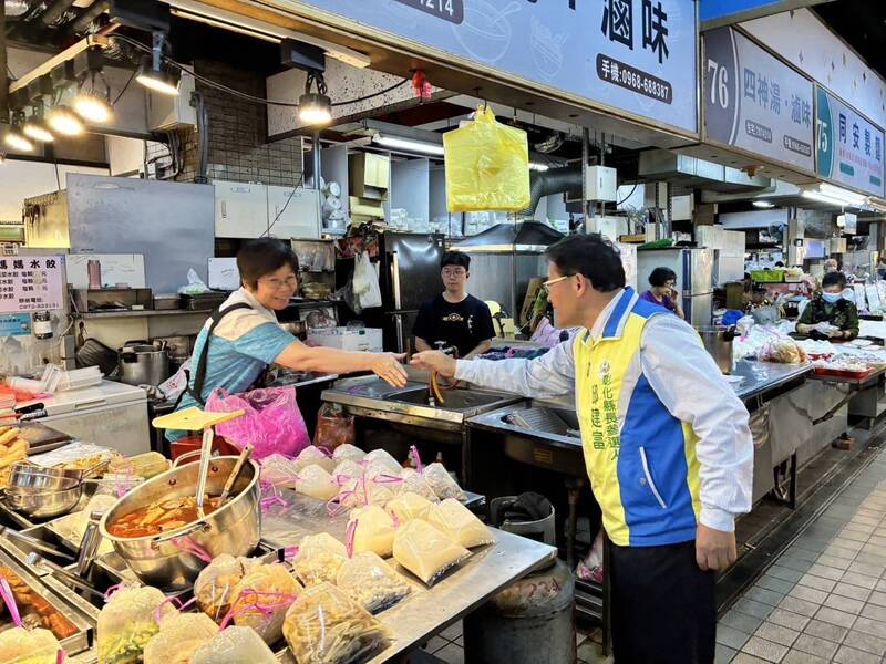 爭取民進黨明年彰化縣長參選提名的邱建富，今天前進華陽市場衝刺選情。（邱建富辦公室提供）