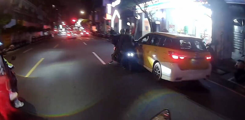 永和恐怖外送員騎機車當武器 衝撞小黃運將與勸架民眾