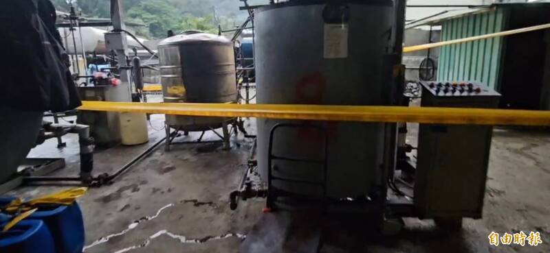 基隆地檢署追查發現將誠公司涉嫌將廢油倒入基隆河，查扣相關設備。（記者林嘉東攝）