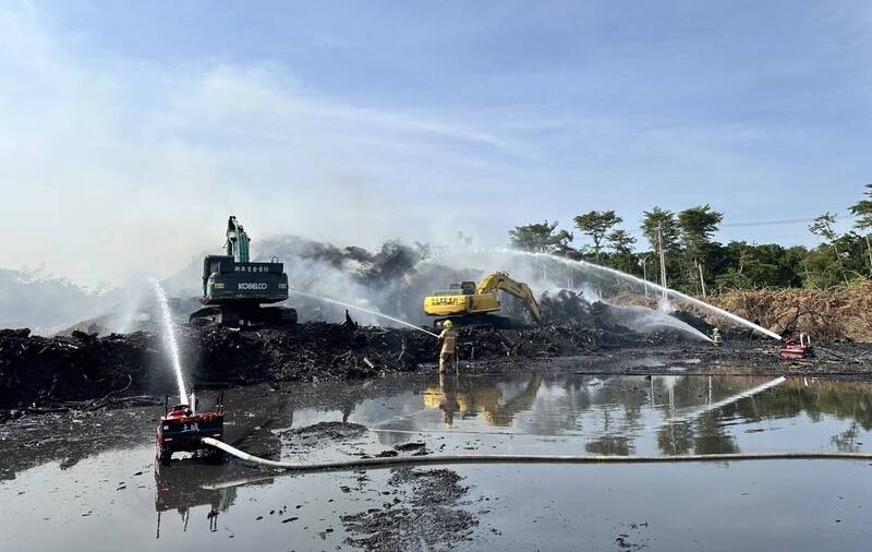 費時13天搶救後壁烏樹林廢棄物暫置場大火 南市消友會頒發慰問金感謝打火弟兄