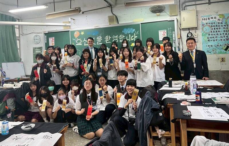 韓國首爾國中生參訪苗縣明仁國中 入境隨俗學唱客家歌