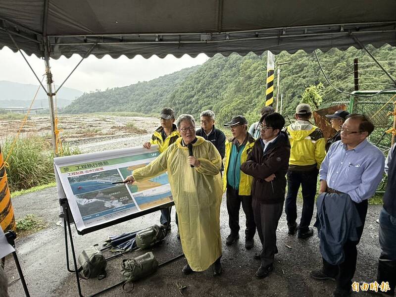 公共工程會主委陳金德（左1）率委員會審查團隊，與經濟部水利署第一河川分署、宜蘭縣政府及相關單位，就分洪道工程設計內容進行全面檢視。（記者王峻祺攝）