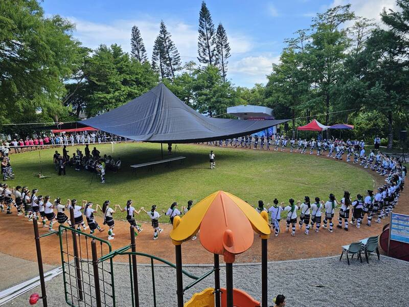 南遷到花蓮台東的噶瑪蘭族漢化較晚，仍保有自己的語言和文化，圖為新社的噶瑪蘭族豐年祭。（楊功明提供）