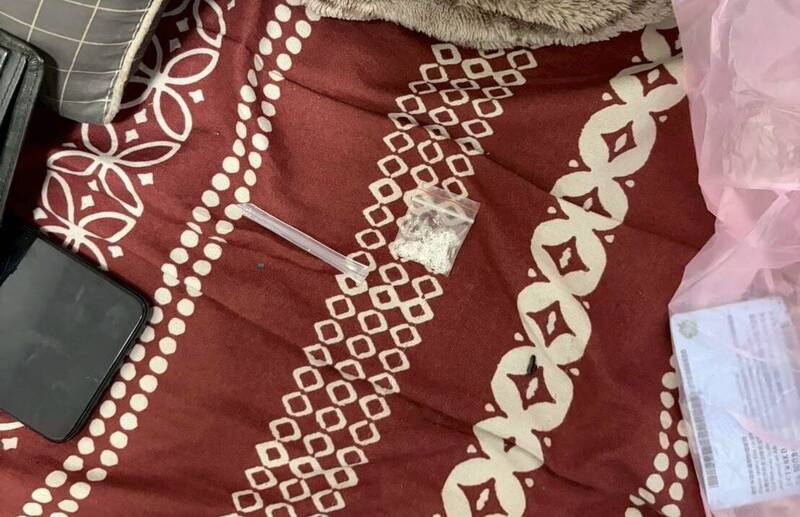 警方搜出安毒、吸食器。（記者徐聖倫翻攝）