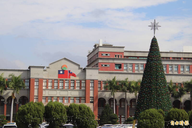 新竹縣政府前廣場上13.5公尺高的大耶誕樹已經矗立起來，明天傍晚將點燈。（記者黃美珠攝）