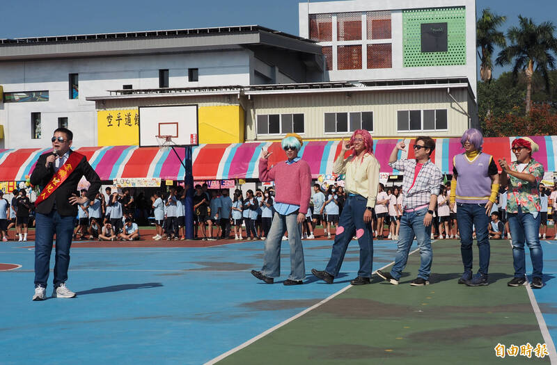 旭光高中秘書李錫鑫（左1）扮演金牌經紀人，《SKBOYS》男團成員定格姿勢。（記者陳鳳麗攝）