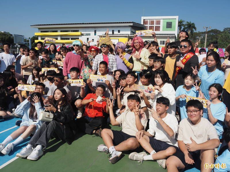 旭光高中學生爭相與特別的新男團成員大合照。（記者陳鳳麗攝）