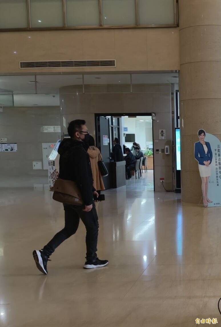 前桃客劉姓司機，因毆打學生到桃園地方法院出庭。（記者謝武雄攝）