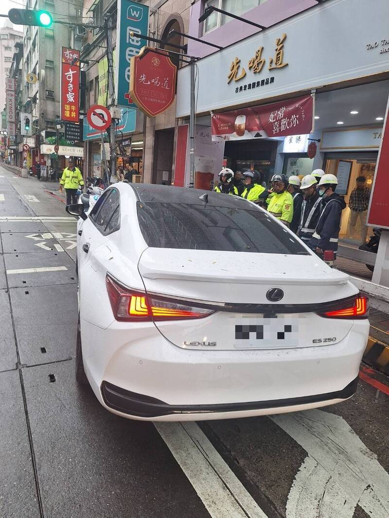 27歲男酒駕失控  中和連城路自撞護欄被送辦