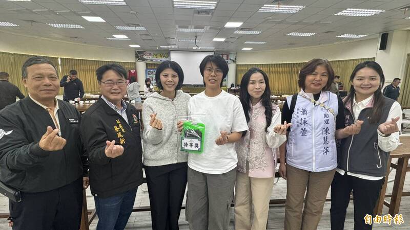 全國冬季東方美人茶評鑑，曾郁芳（左4）3連霸特等獎。（記者蔡政珉攝）