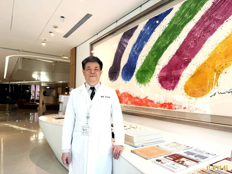 醫院側門賣香腸、賣花都來了......只花2年拿台大博士學位 許庭源曾一次看診800人