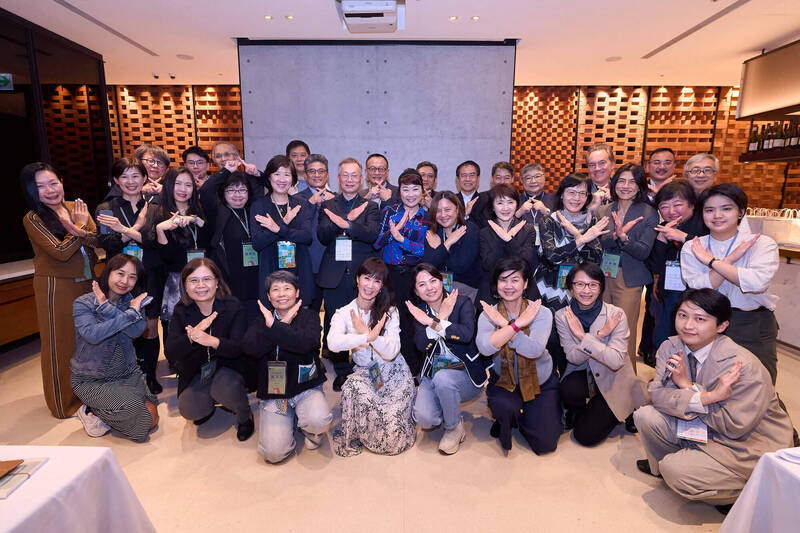 政大X學院啟動「英雄實驗室」師徒制串聯產業培養跨域人才