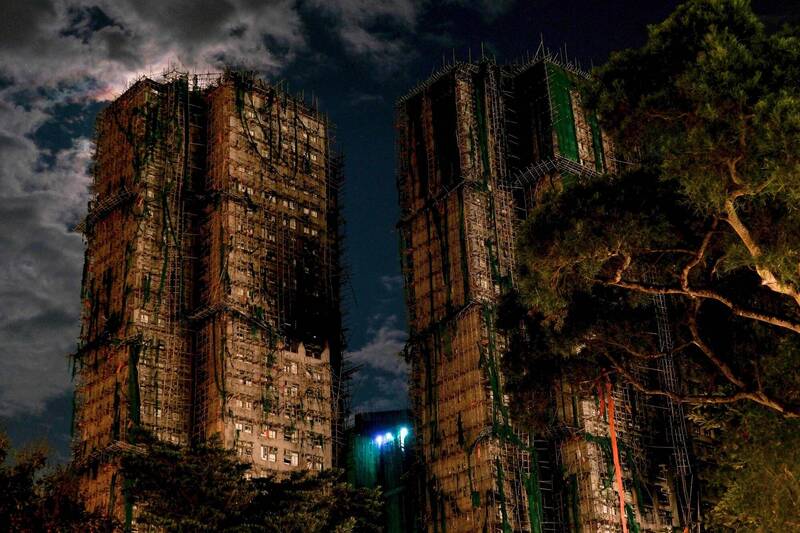 香港特首李家超12日宣布就大埔宏福苑社區大火成立獨立委員會。圖為8日拍攝的被大火燒黑的宏福苑社區大樓。（法新社）