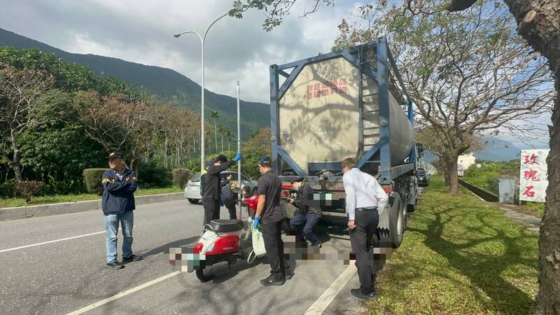 花蓮80歲劉姓阿嬤無照騎機車，上午撞到停在路邊的油罐車，當場失去生命跡象，送醫急救無效不幸過世。（警方提供）