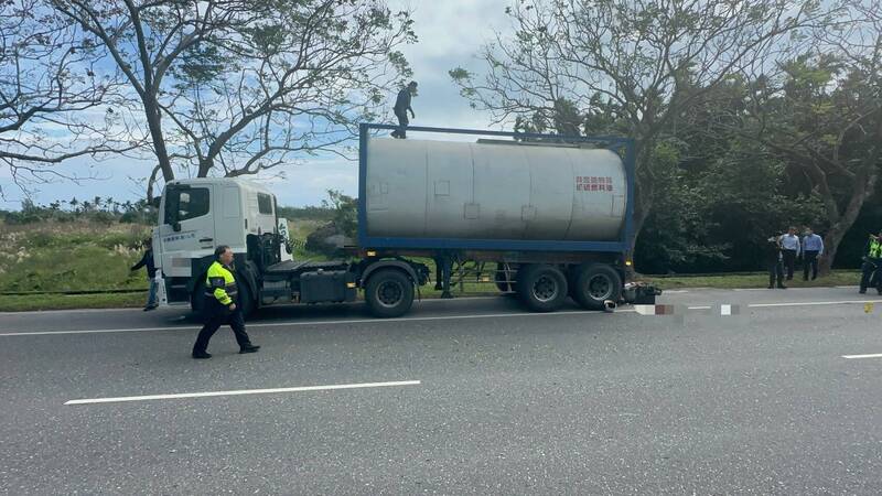 花蓮80歲劉姓阿嬤無照騎機車，上午撞到停在路邊的油罐車，當場失去生命跡象，送醫急救無效不幸過世。（警方提供）
