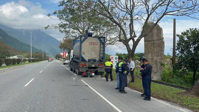 花蓮80歲劉姓阿嬤無照騎機車，上午撞到停在路邊的油罐車，當場失去生命跡象，送醫急救無效不幸過世。（警方提供）