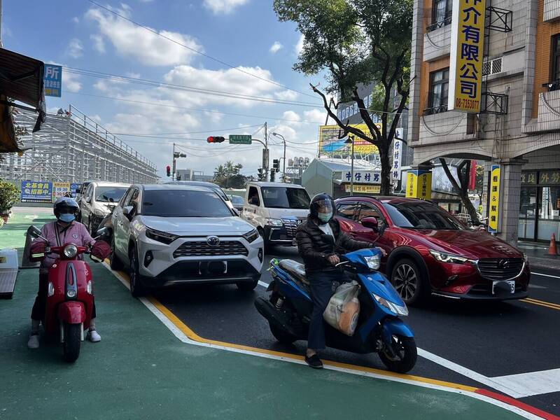 屏東市華正路新標線 「人行道吃掉機車道」引爭議