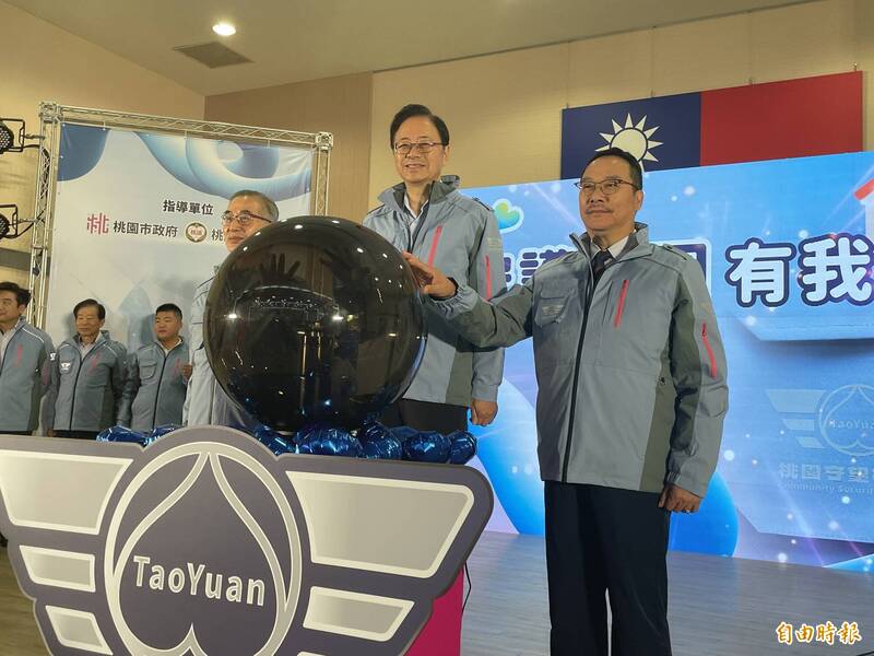 桃園市守望相助隊冬季制服發表，由市長張善政（圖中）、大隊長蕭毓中（圖右）及警察局長廖恆裕共同主持。（記者謝武雄攝）