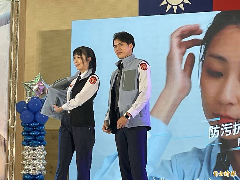 桃園市守望相助隊冬季制服發表，其中背心可雙面穿。（記者謝武雄攝）