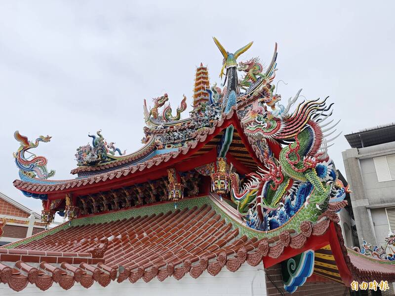仁壽宮斥資進行屋頂剪黏的整修，保存傳統工藝。（記者吳俊鋒攝）