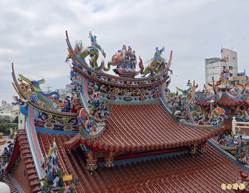 仁壽宮延續傳統工法，完成屋頂剪黏的修復。（記者吳俊鋒攝）