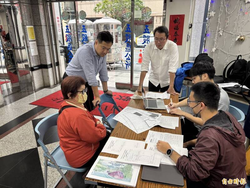 新北市捷運工程局提供農業區地主聯合開發選項，12日在五股區公所設說明窗口，吸引眾多地主來詢問。（記者翁聿煌攝）
