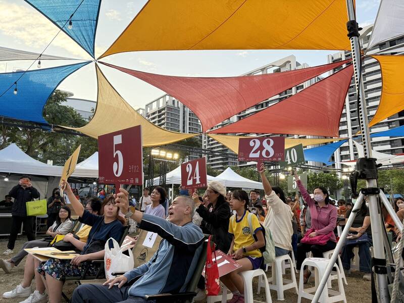 南市圖首度「書富比」拍賣會166人競標 20吋登機箱最搶手