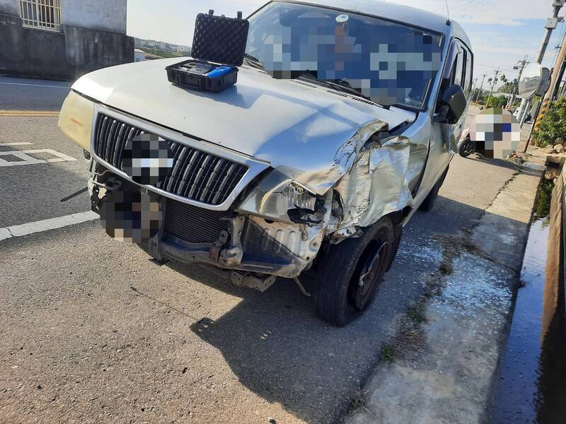 男超車失控撞前車 車頭毀損嚴重還被逮酒駕