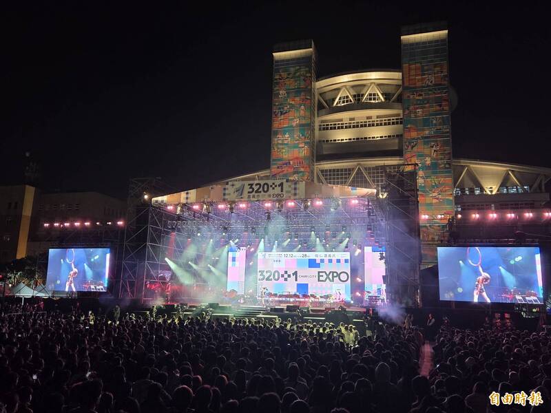 嘉義市城市博覽會開幕大秀，吸引許多民眾到場。（記者王善嬿攝）