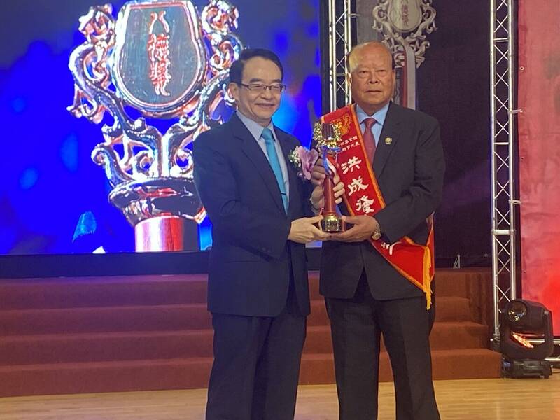 獲全國好人好事代表八德獎 金門「發哥」:施比受更有福