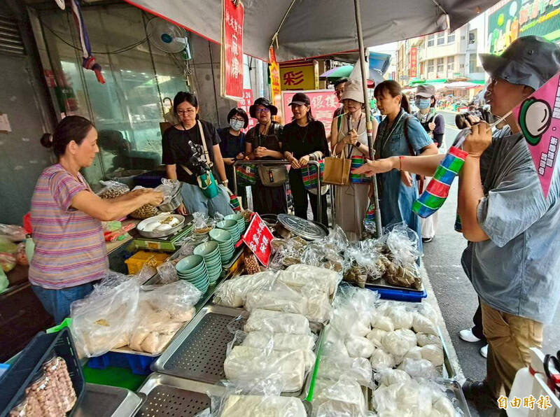 桃園藝文陣線青年團隊試辦「中壢菜包路跑」小旅行來推廣中壢菜包。(記者李容萍攝) 桃園藝文陣線青年團隊試辦「中壢菜包路跑」小旅行來推廣中壢菜包。(記者李容萍攝)