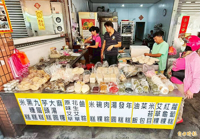 桃園藝文陣線青年團隊試辦「中壢菜包路跑」小旅行來推廣中壢菜包。(記者李容萍攝) 桃園藝文陣線青年團隊試辦「中壢菜包路跑」小旅行來推廣中壢菜包。(記者李容萍攝)