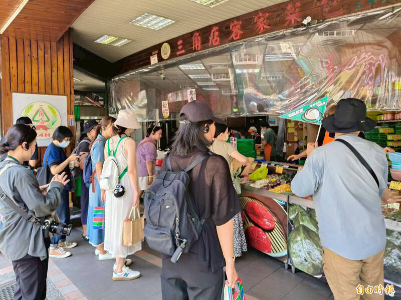 桃園藝文陣線青年團隊試辦「中壢菜包路跑」小旅行來推廣中壢菜包。(記者李容萍攝) 桃園藝文陣線青年團隊試辦「中壢菜包路跑」小旅行來推廣中壢菜包。(記者李容萍攝)