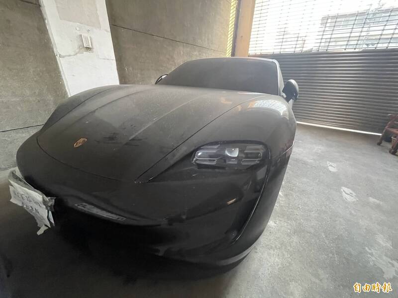 打許豪車久扣積灰塵，警方需負保管責任，龐大拖吊維修費成查緝單位負擔。（記者黃良傑攝）