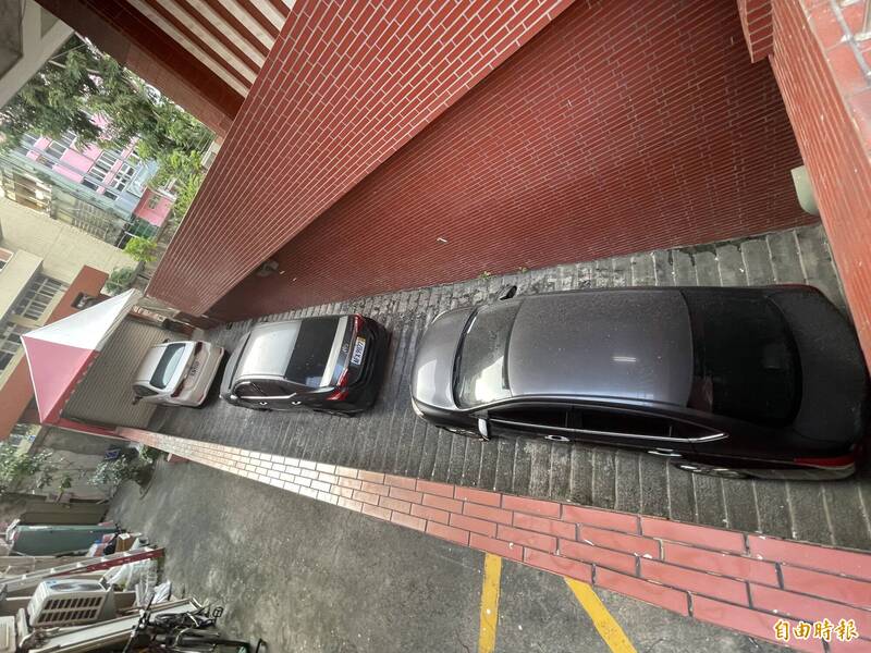 打詐國家全力打詐扣車助被害人減損，但大贓停車空間爆滿大塞，警方只好在自己機關到處塞。（記者黃良傑攝）