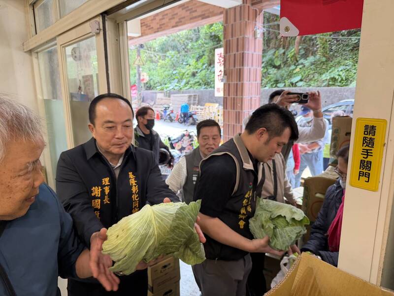 基隆市彰化同鄉會理事長謝國旗（左2）與民進黨基隆市議員施偉政（圖中）昨天（11日）下午將近2000顆優質高麗菜，分送給機關團體與學校、人安基金會與市民。（施偉政提供）