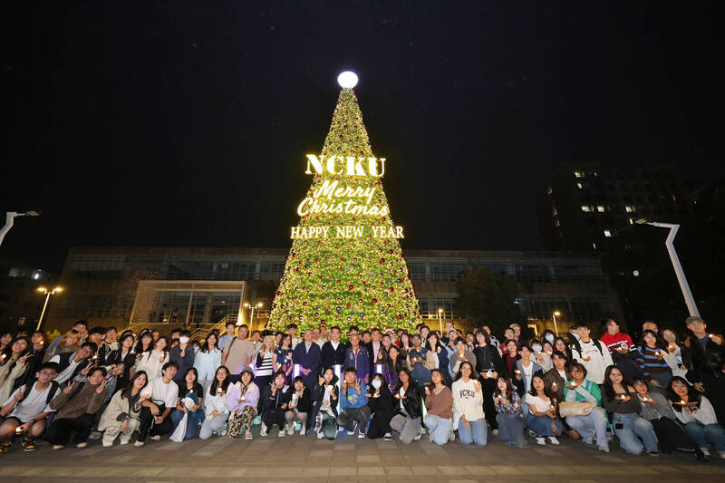 台南下雪了！成大「冬季限定」 耶誕樹點亮