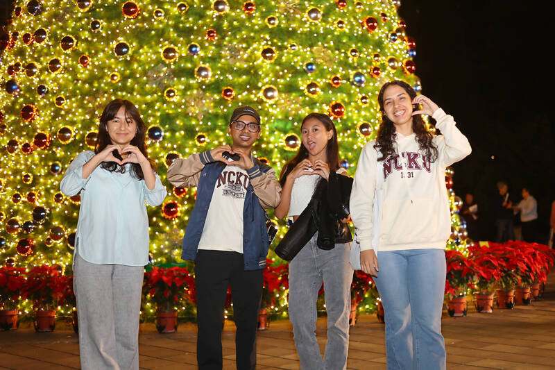 成大外籍生與耶誕樹開心合影，在異鄉過耶誕節別有心情。（成功大學提供）