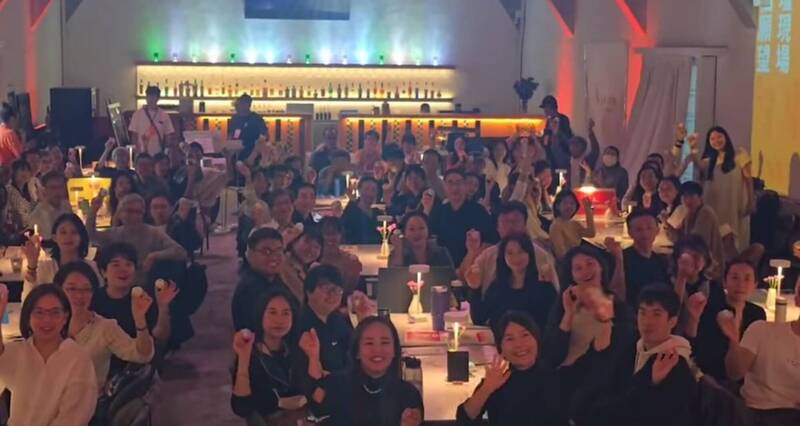 參與文化論壇者寫上願意提供的專長或文化資源，互相交換。（周紫宸提供）