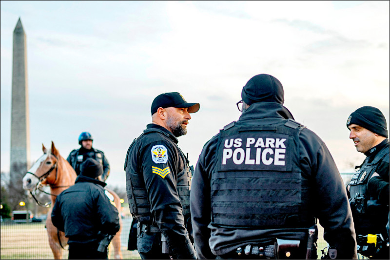 中英對照讀新聞》He played a cop on TV. Now he’s training to become one 他曾在電視劇中扮演警察。如今他正受訓成為真警察