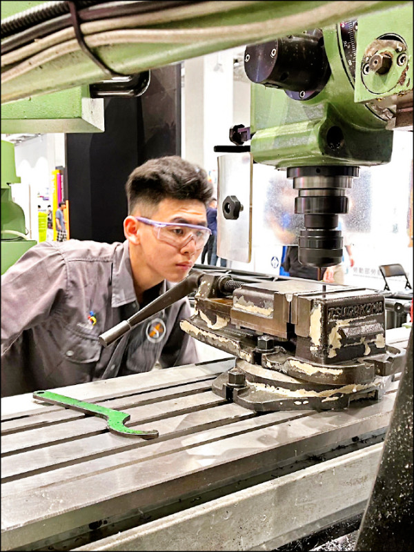 黃信詒走技職奪金牌、賺一桶金