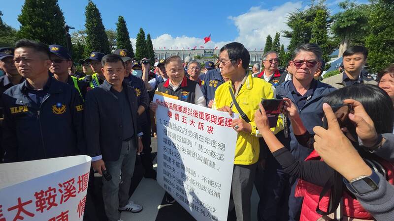 光復災民代表將五大訴求遞交給副縣長顏新章，徐榛蔚本人神隱。（資料照）