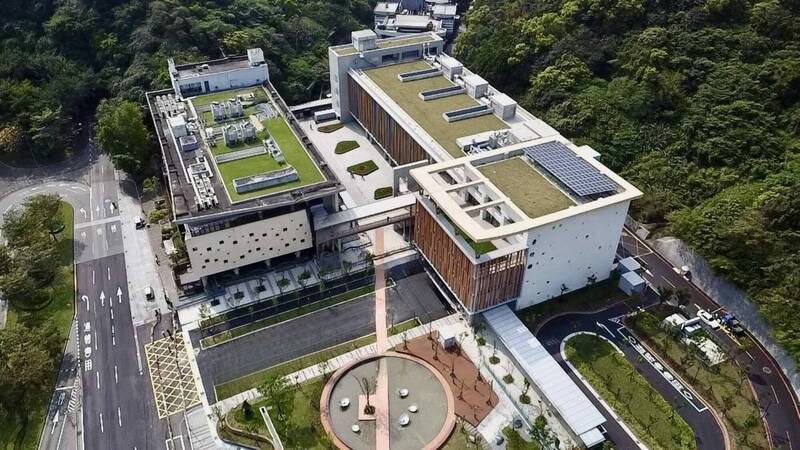 檢廉接獲檢舉，指台北市第二殯儀館（懷愛館）多名技工涉嫌收賄，讓喪家能夠多燒庫錢，台北市長蔣萬安今（12日）在市政總質詢上強調絕不寬貸。圖為懷愛館空拍照。（台北市民政局提供）