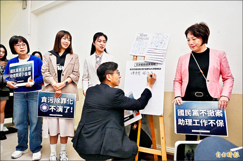國會助理劉心怡、江汶錡、蘇郁鈞等人昨在立法院發起朝野立委連署共同守護勞權，多位民進黨立委到場連署。（記者叢昌瑾攝）