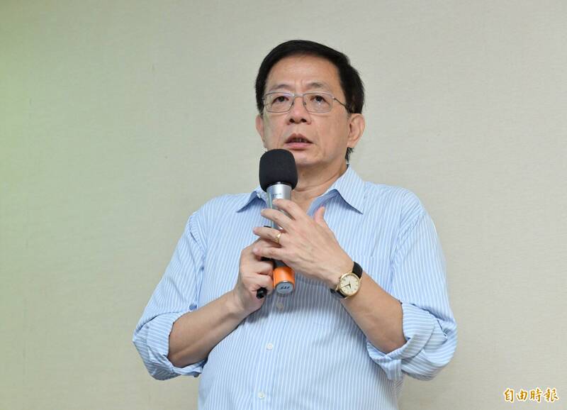 37年教職畫句點！管中閔宣布退休 師生齊聚「最後一堂課」留念